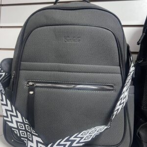 mochila gris con monedero