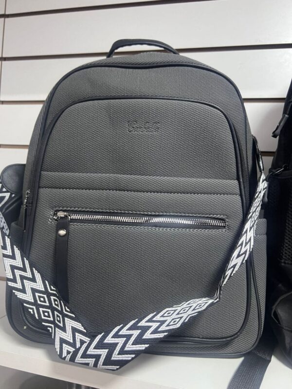 mochila gris con monedero
