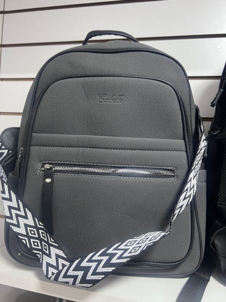 mochila gris con monedero